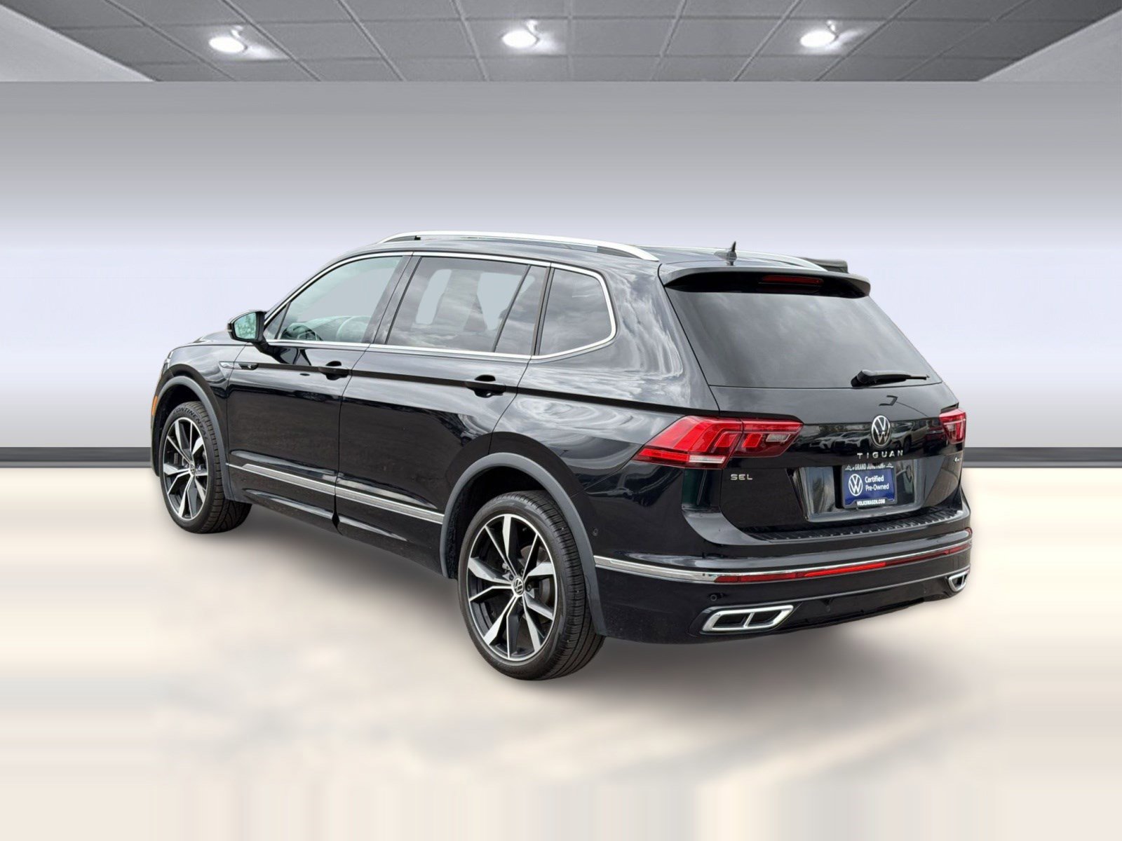 Used 2024 Volkswagen Tiguan SEL R-Line AWD/4WD image 3