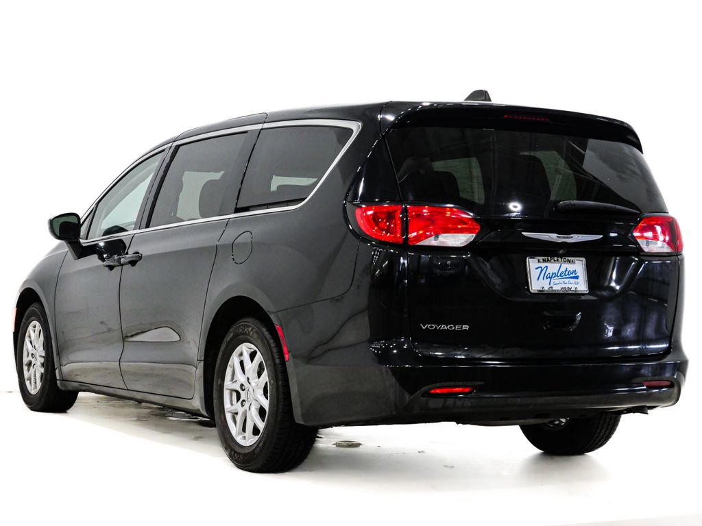 Used 2022 Chrysler Voyager LX image 8