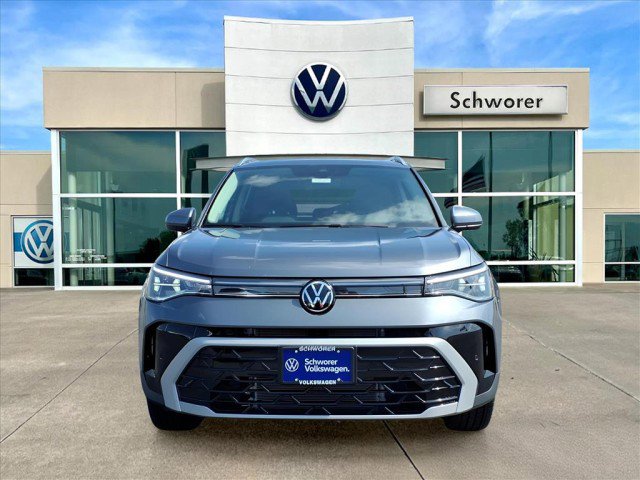 New 2025 Volkswagen Taos SEL image 4