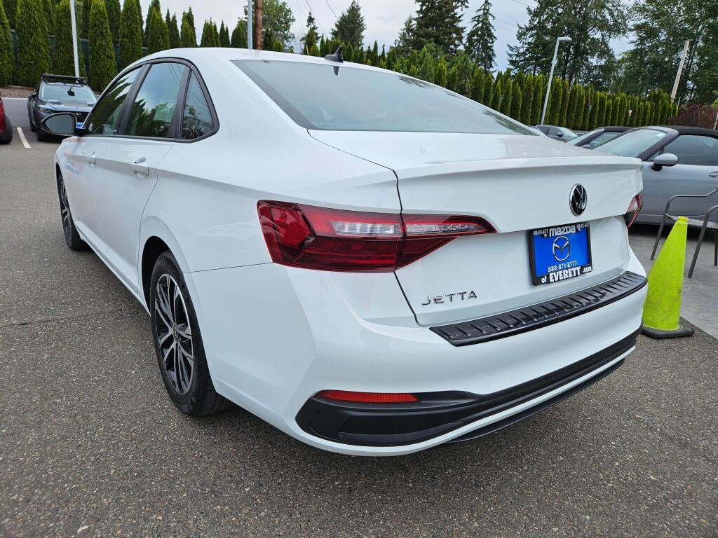 Used 2024 Volkswagen Jetta Sport FWD image 3