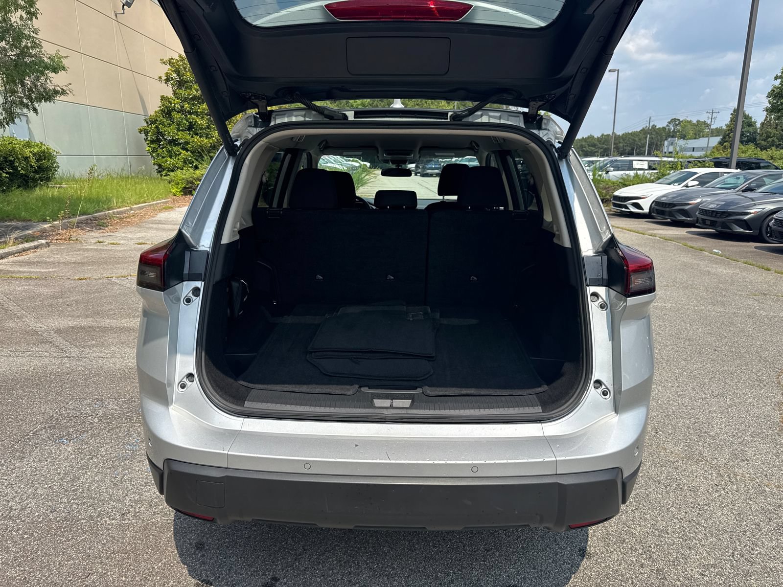 Used 2025 Nissan Rogue SV FWD image 18