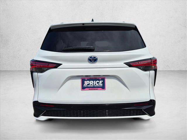 Used 2022 Toyota Sienna XSE FWD image 7
