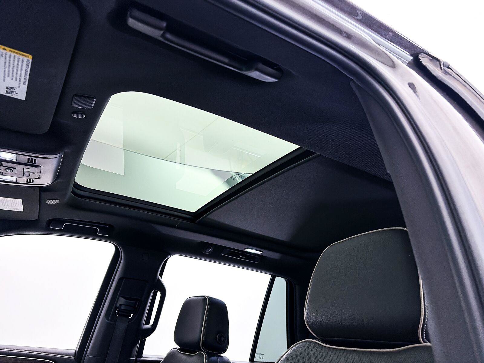Used 2021 Chevrolet Tahoe Premier w/ Premium Package RWD image 3
