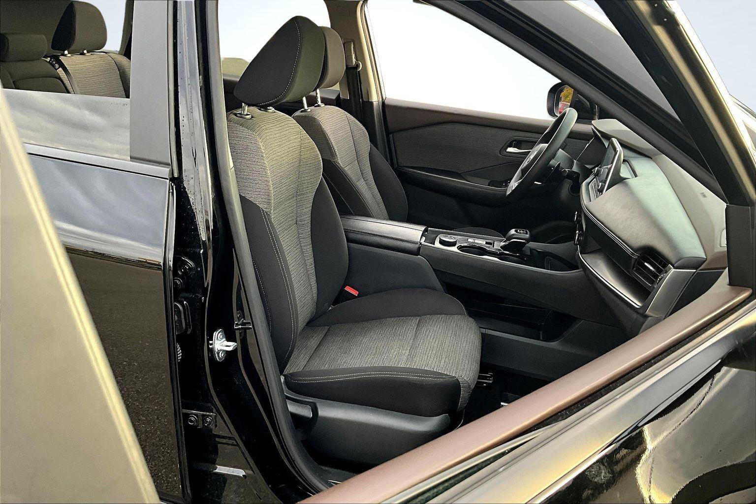 Used 2023 Nissan Rogue SV image 7