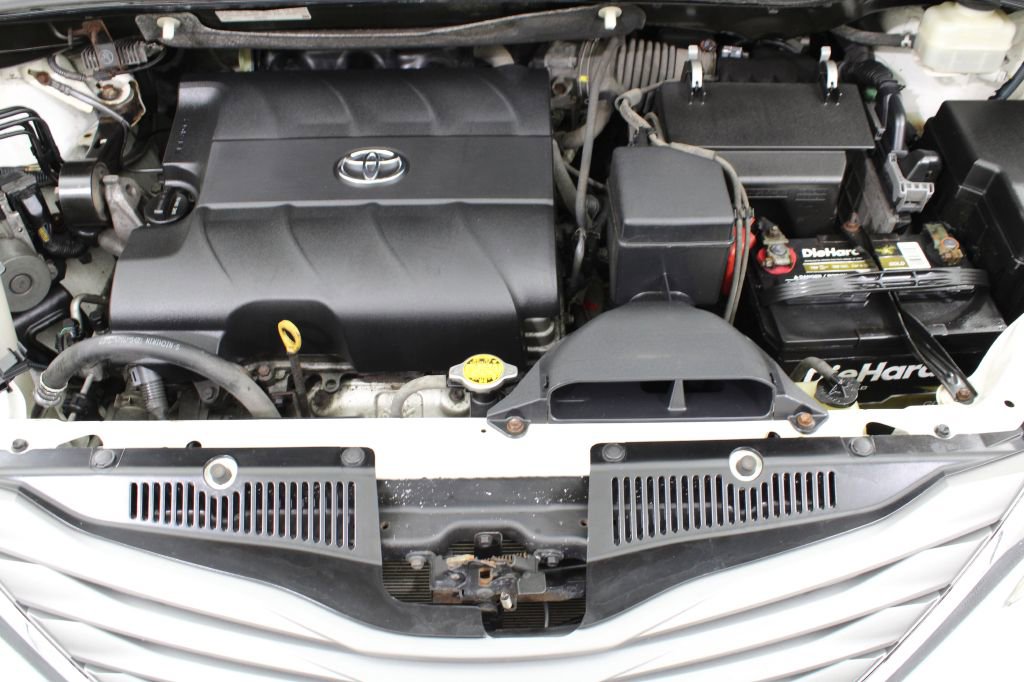 Used 2013 Toyota Sienna XLE image 39