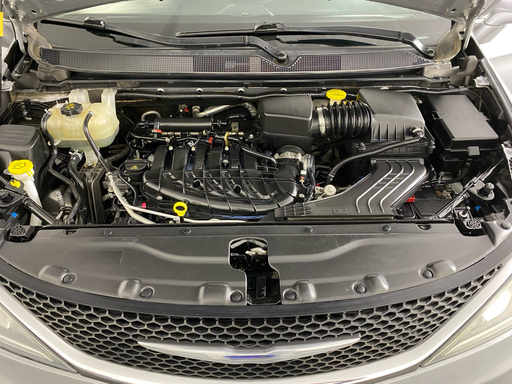Used 2018 Chrysler Pacifica Touring-L FWD image 30