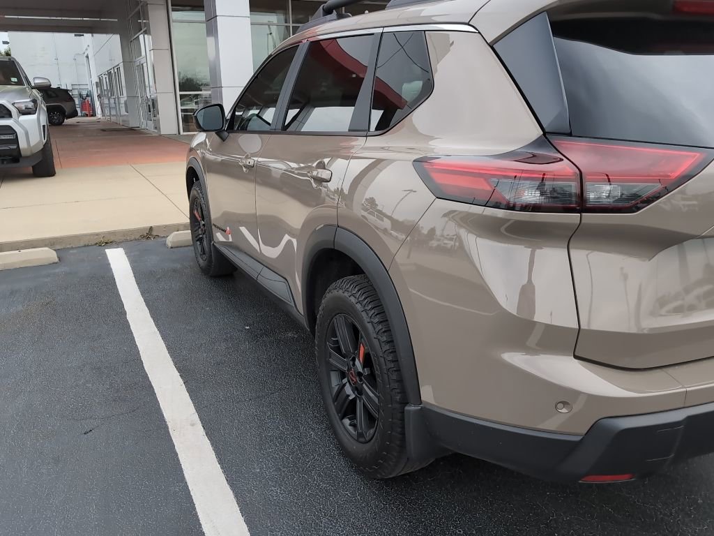 Used 2025 Nissan Rogue SV image 3