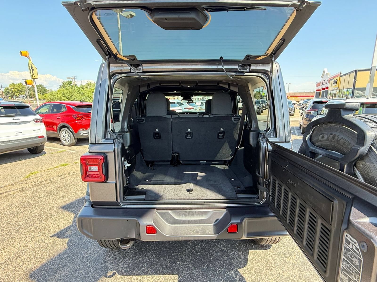 Used 2025 Jeep Wrangler Unlimited Sahara AWD/4WD image 30