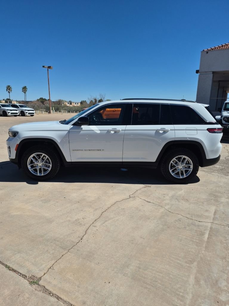 Used 2023 Jeep Grand Cherokee Laredo X image 8