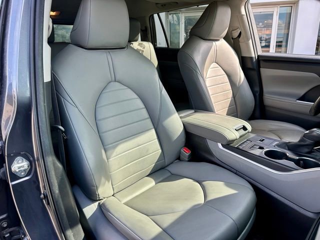 Used 2020 Toyota Highlander XLE image 25