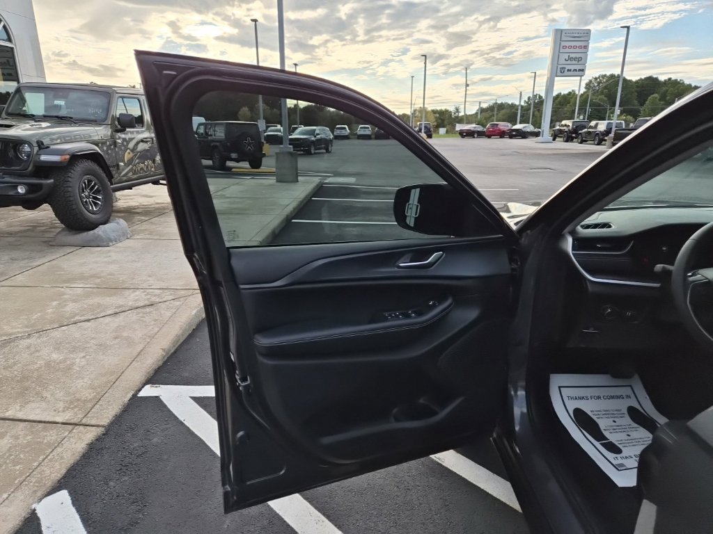 Used 2024 Jeep Grand Cherokee Laredo AWD/4WD image 9
