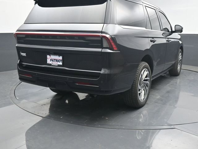 Used 2025 Lincoln Navigator Reserve AWD/4WD image 5