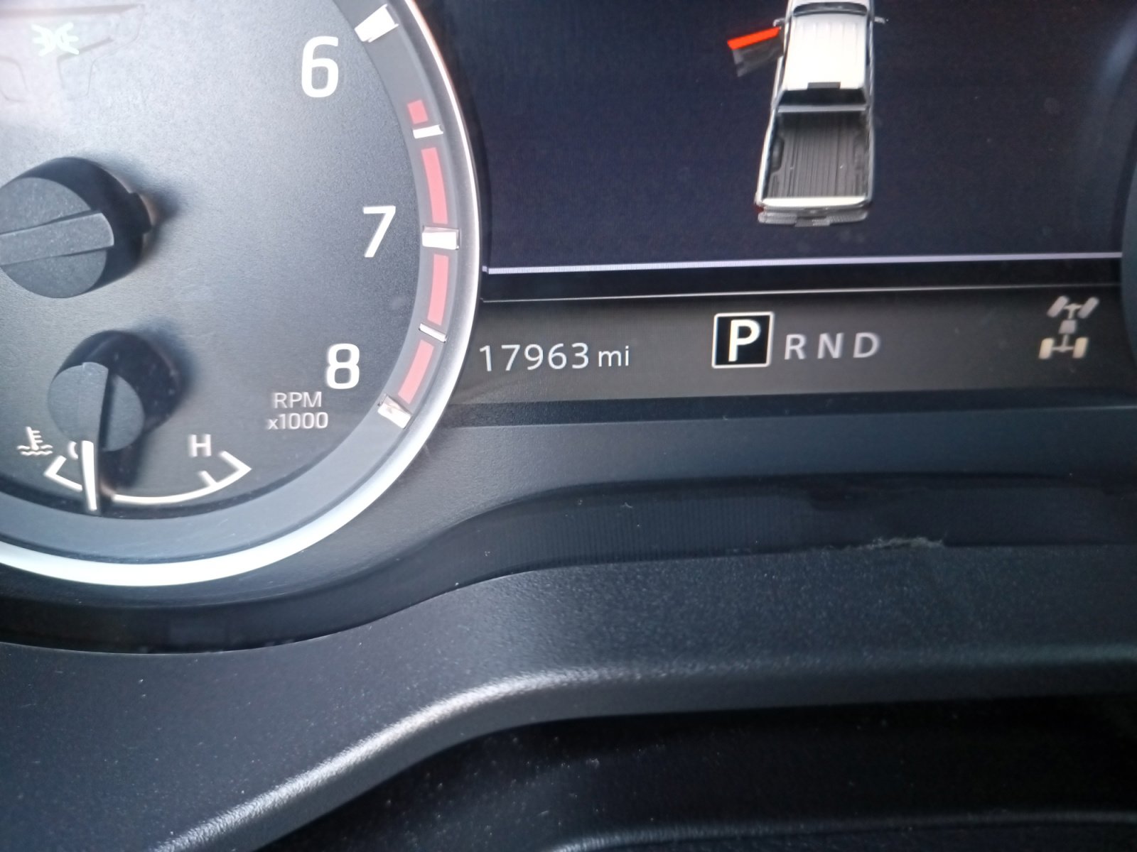 Used 2023 Nissan Titan SV w/ SV Convenience Package image 2