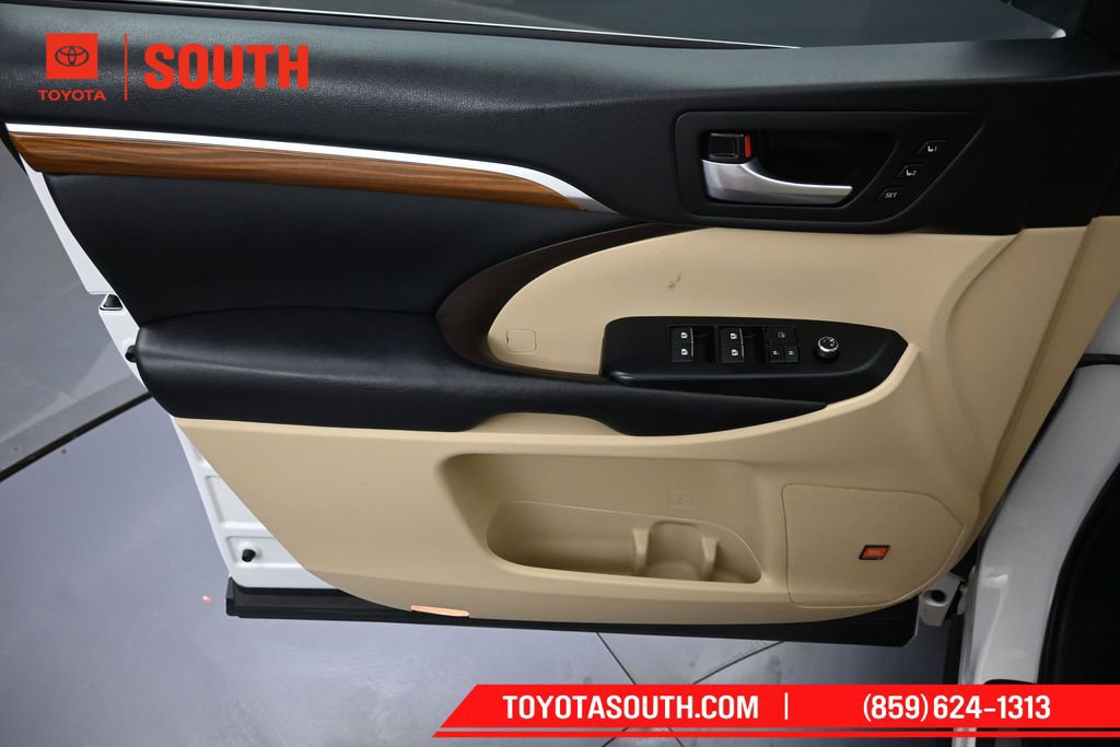 Used 2017 Toyota Highlander Limited AWD/4WD image 25