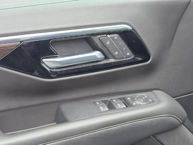 Used 2025 Chevrolet Suburban Premier AWD/4WD image 21