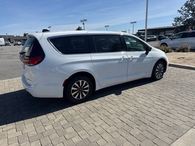Used 2024 Chrysler Pacifica Limited FWD image 2