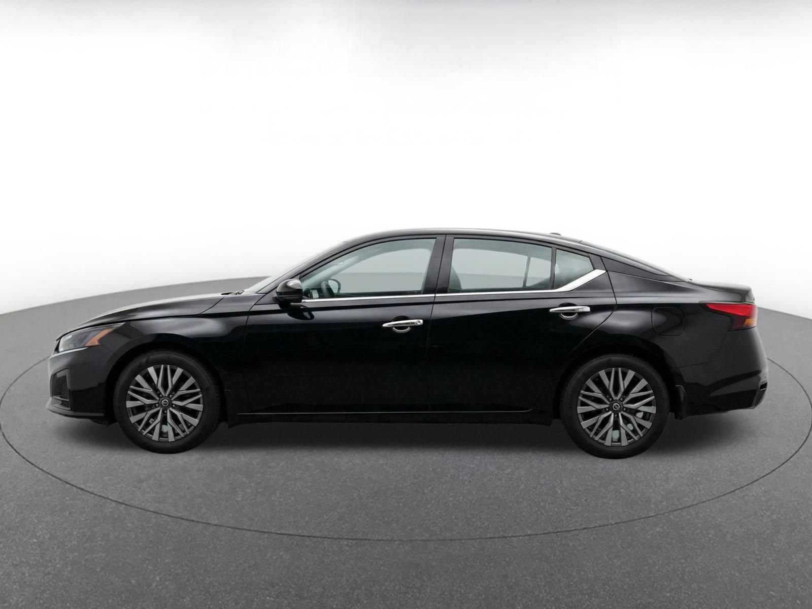 Used 2025 Nissan Altima 2.5 SV FWD image 4