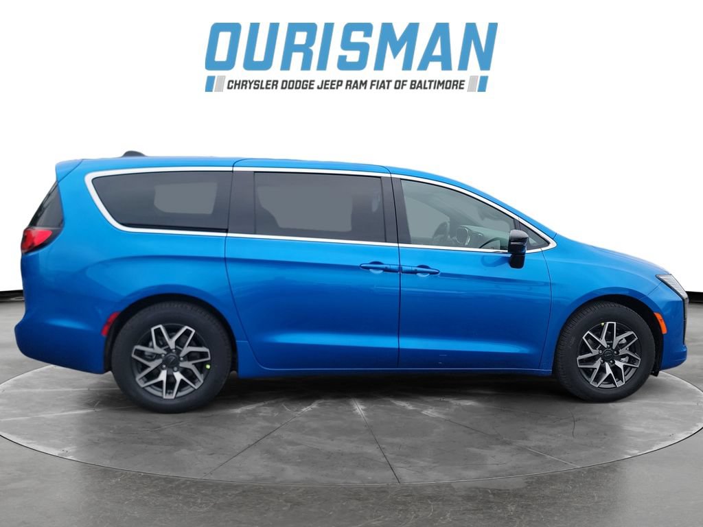New 2027 Chrysler Pacifica Limited FWD image 7