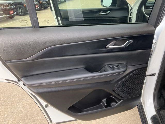 Used 2023 Jeep Grand Cherokee L Laredo AWD/4WD image 21