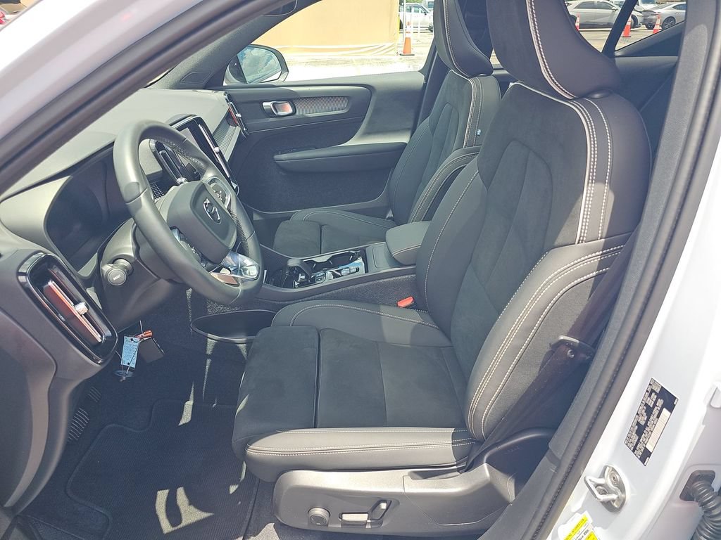 Used 2024 Volvo XC40 B5 Plus AWD/4WD image 4