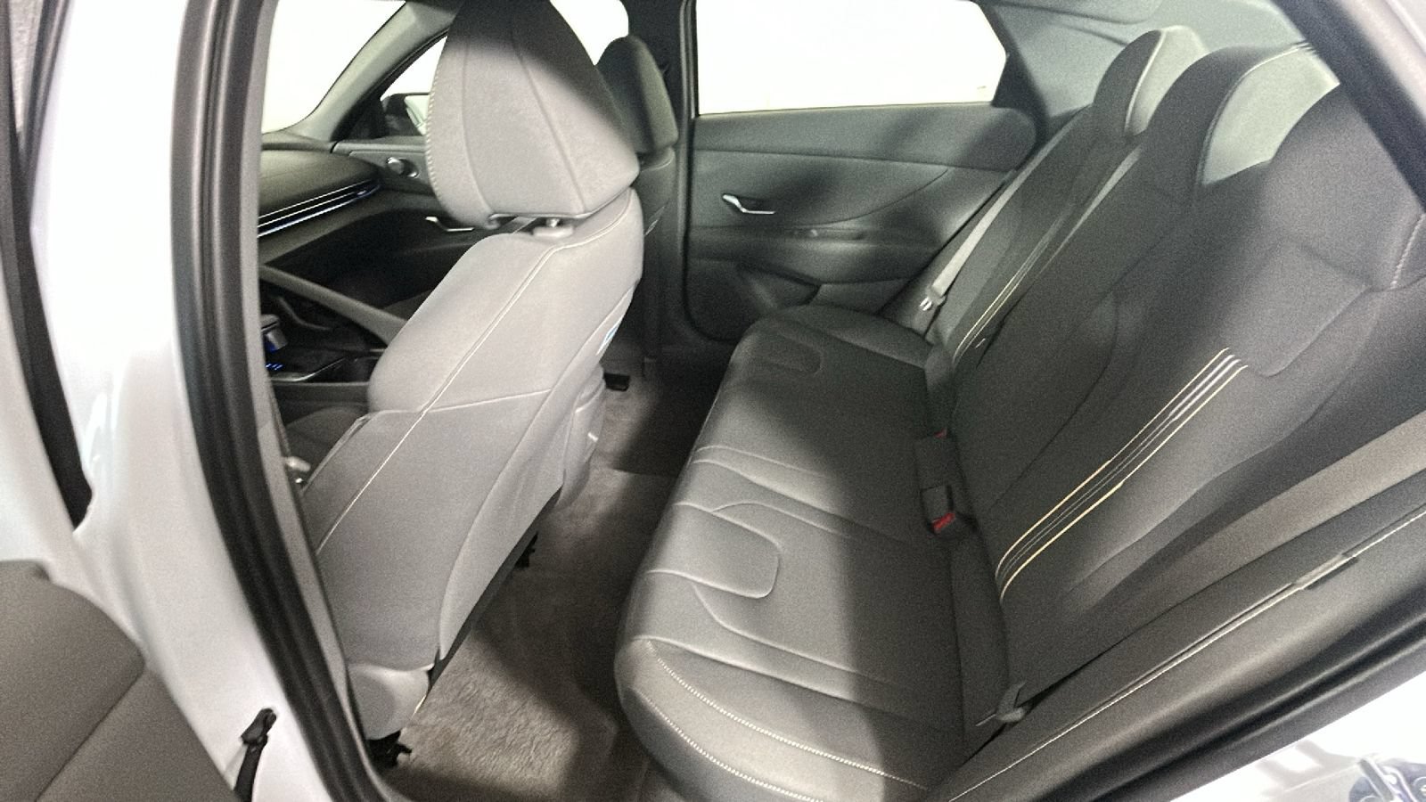 Certified 2025 Hyundai Elantra SEL FWD image 31