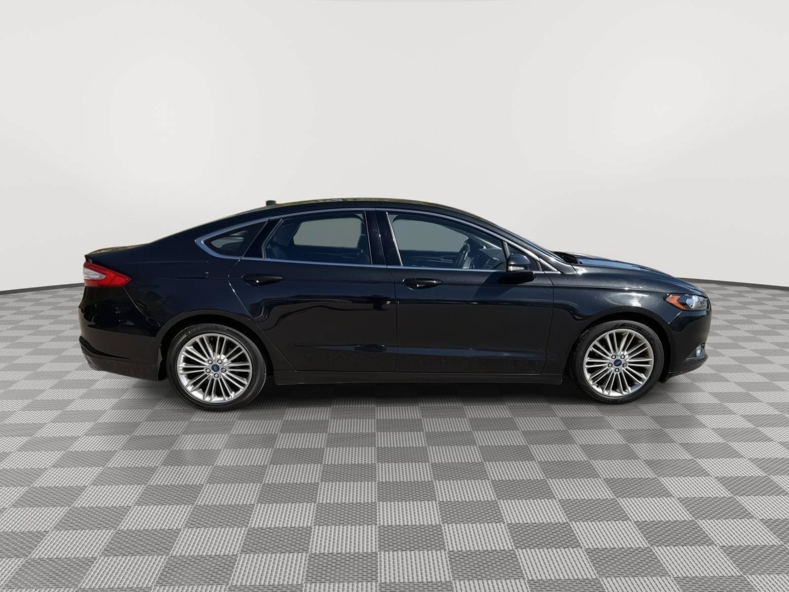Used 2015 Ford Fusion SE w/ Equipment Group 202A FWD image 8