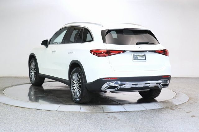 Used 2025 Mercedes-Benz GLC 300 4MATIC image 2