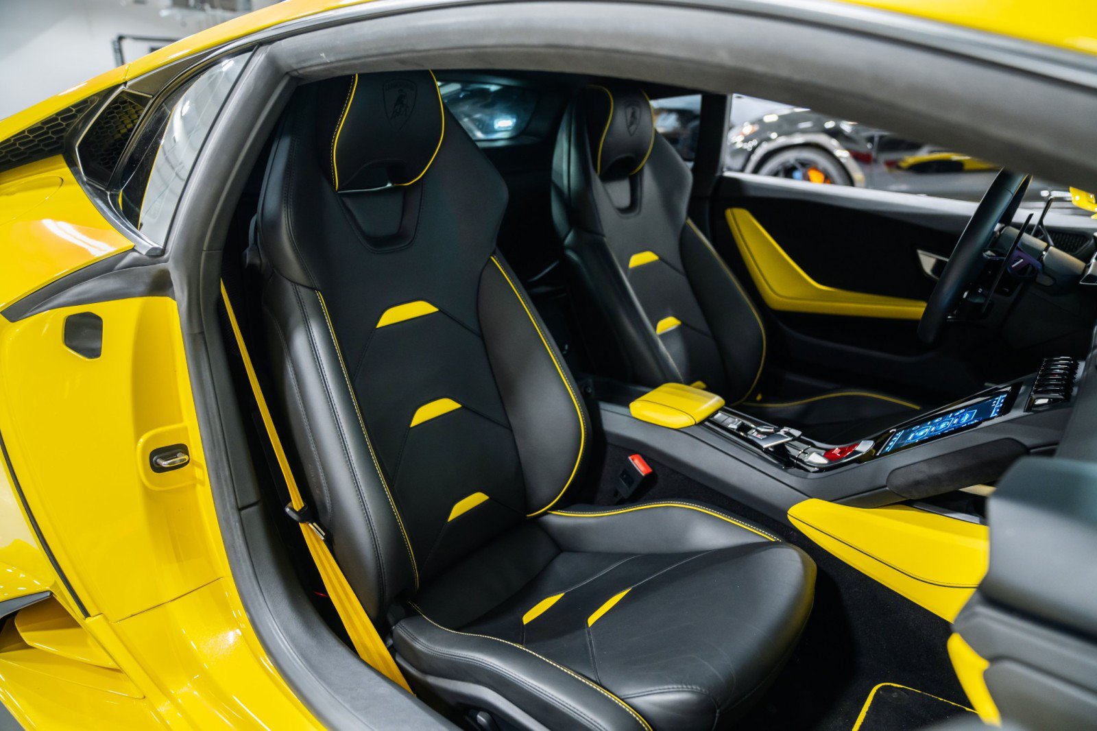 Used 2021 Lamborghini Huracan EVO RWD image 12
