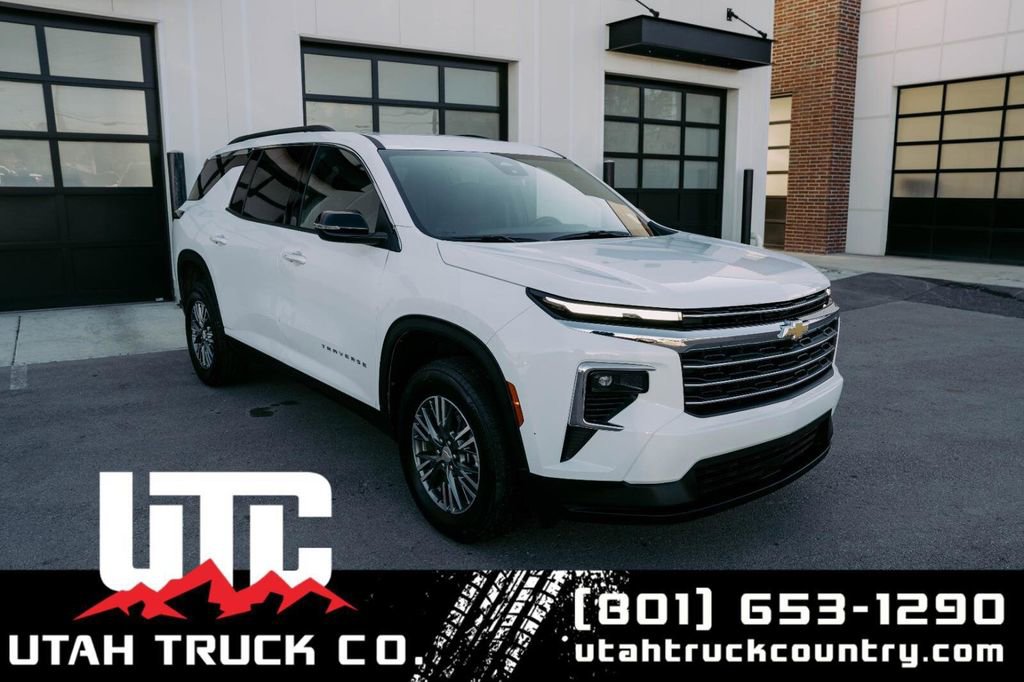 Used 2025 Chevrolet Traverse LT