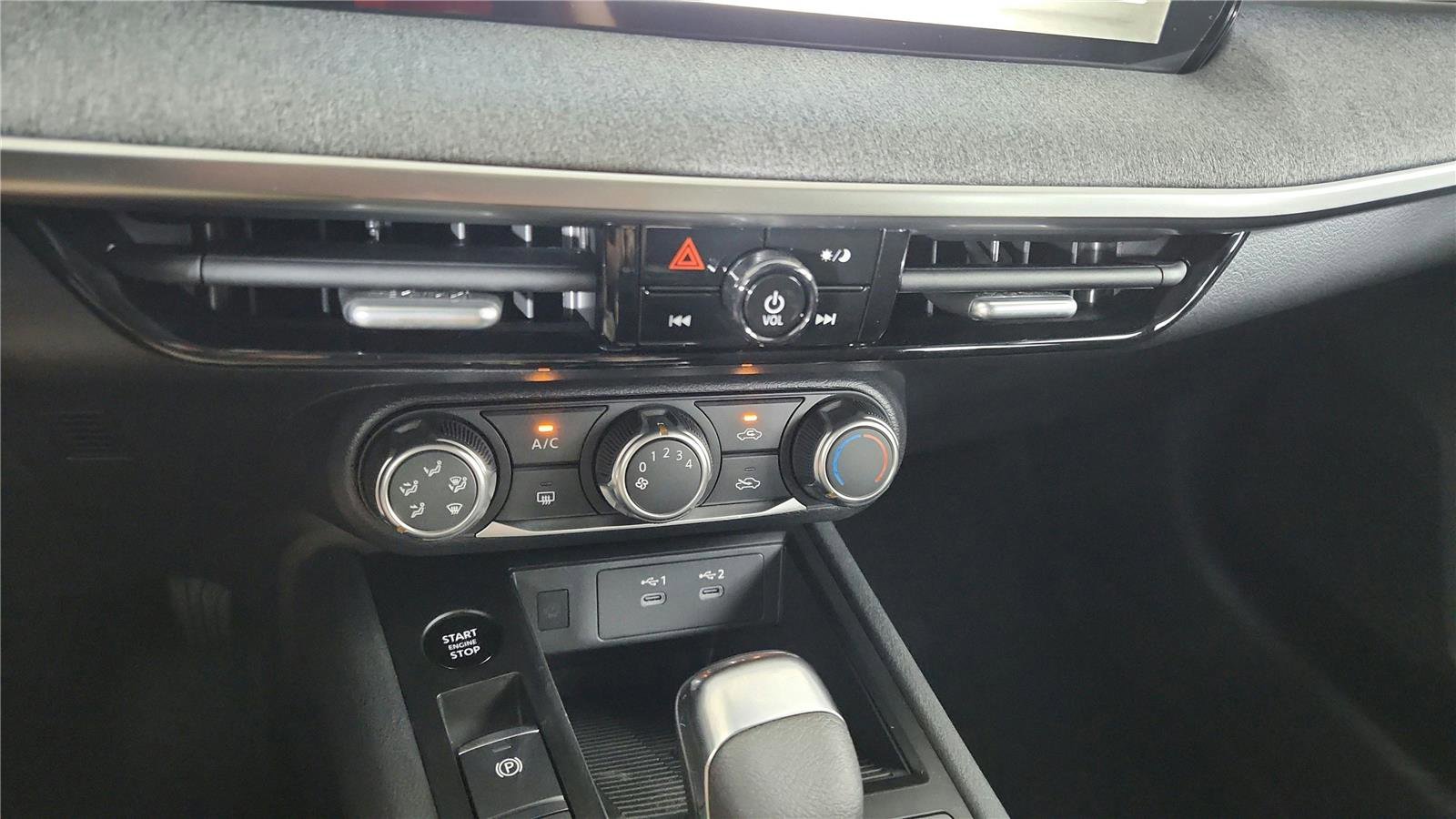 Used 2025 Nissan Kicks SV image 37