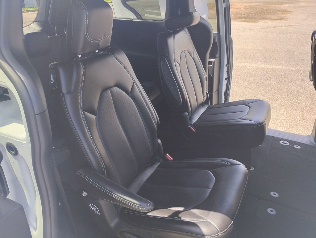 Used 2025 Chrysler Pacifica Select w/ Uconnect Theater Family Group AWD/4WD image 24