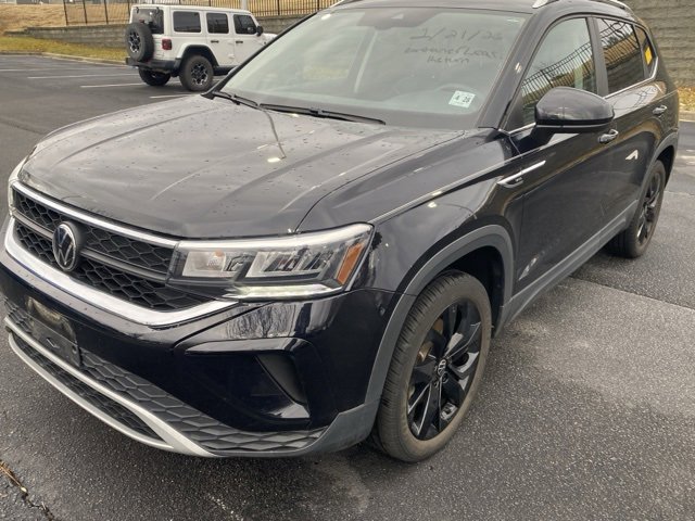 Used 2023 Volkswagen Taos SE w/ Black Wheel Package image 2