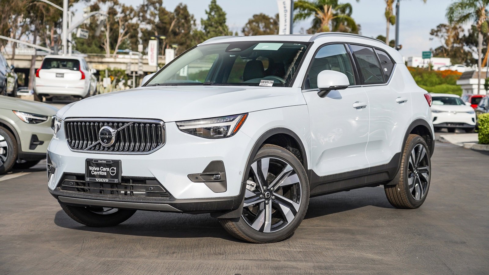 New 2025 Volvo XC40 B5 Plus w/ Climate Package