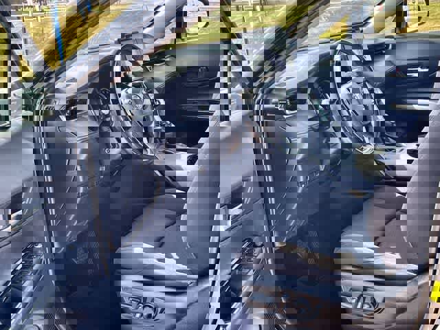 Used 2021 Toyota Venza LE w/ Carpet Mat Package (TMS) image 3