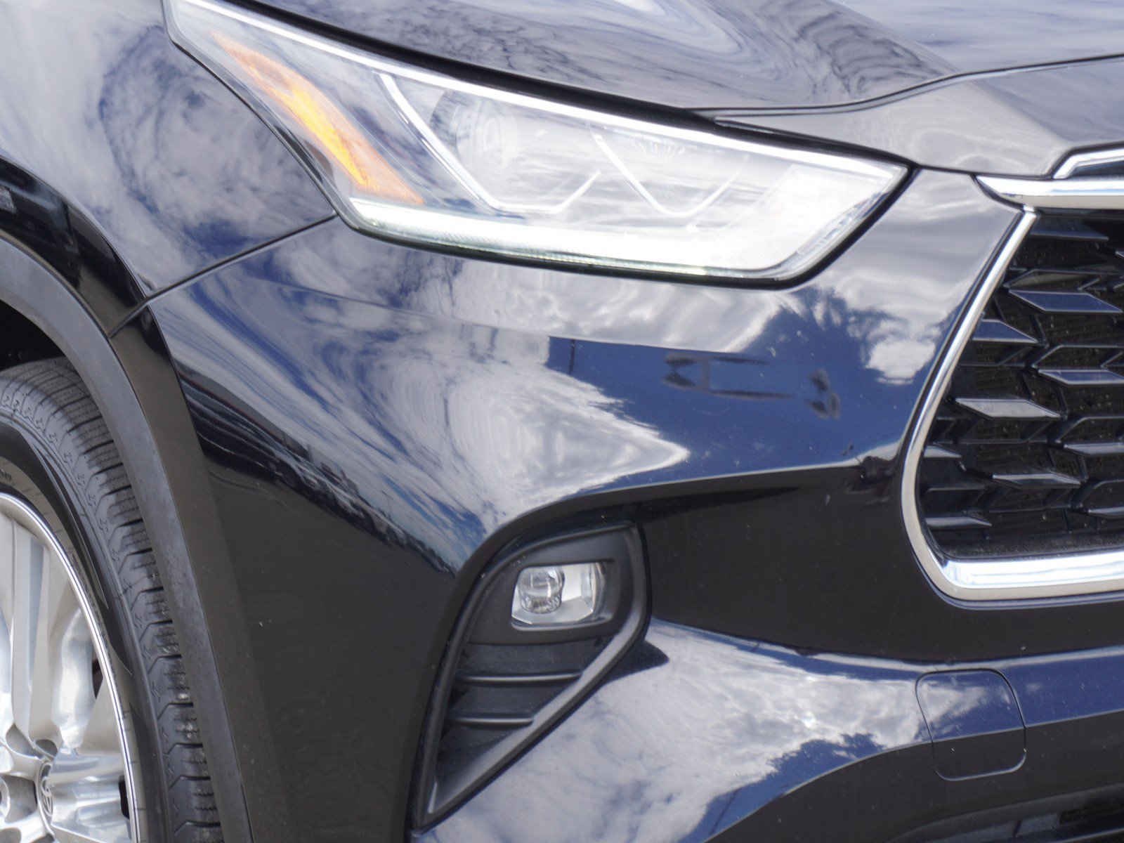 Used 2022 Toyota Highlander Limited AWD/4WD image 3