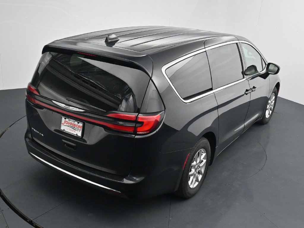 Used 2023 Chrysler Pacifica Touring-L FWD image 29