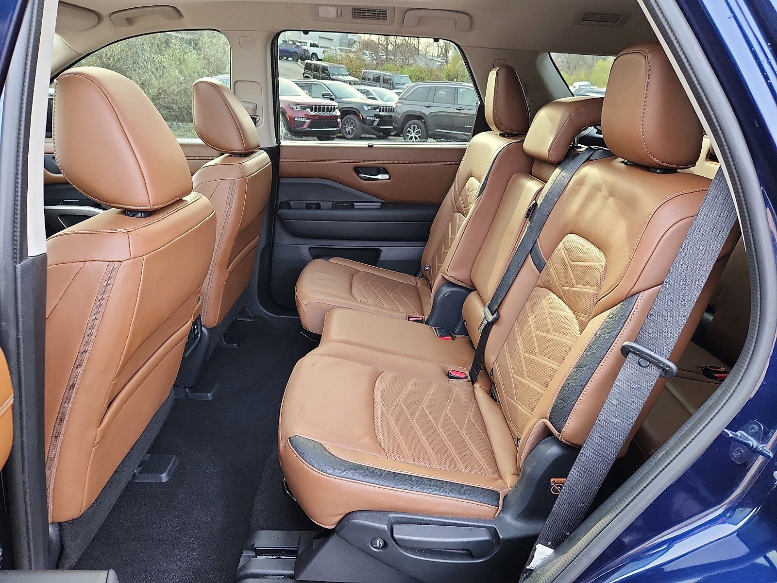 Used 2023 Nissan Pathfinder Platinum w/ Cargo Package image 10