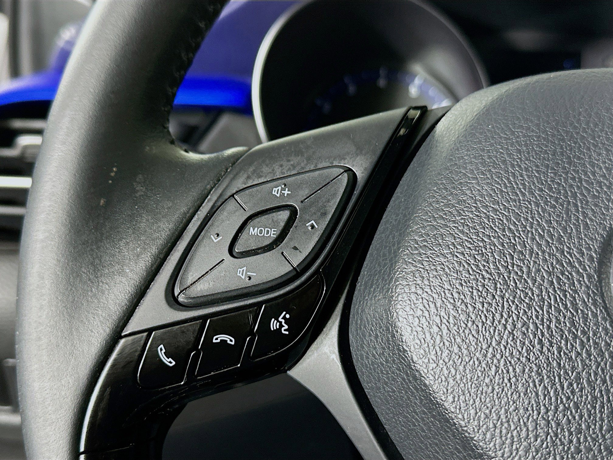 Used 2020 Toyota C-HR XLE FWD image 16