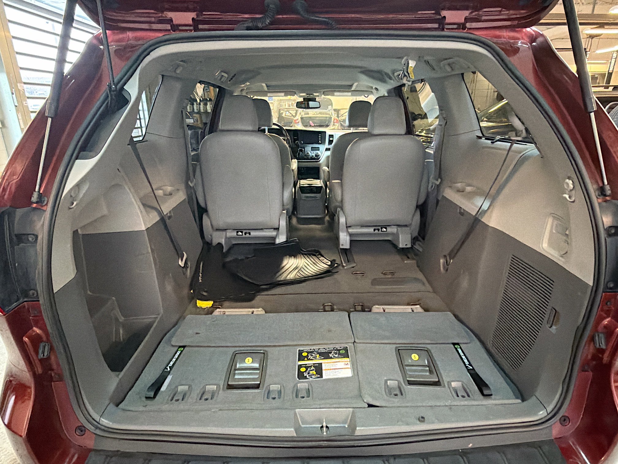 Used 2019 Toyota Sienna XLE image 32