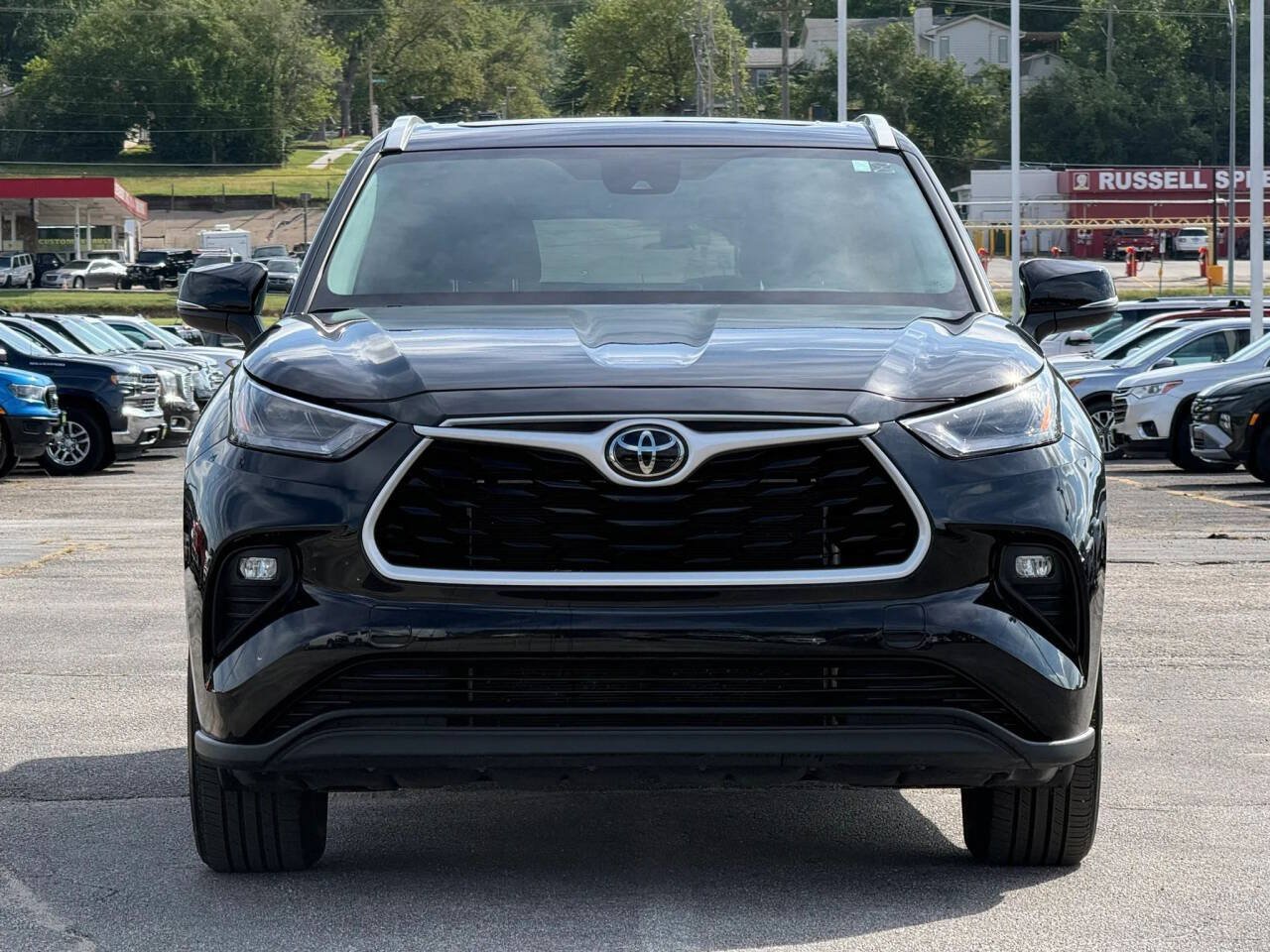 Used 2024 Toyota Highlander XLE AWD/4WD image 3