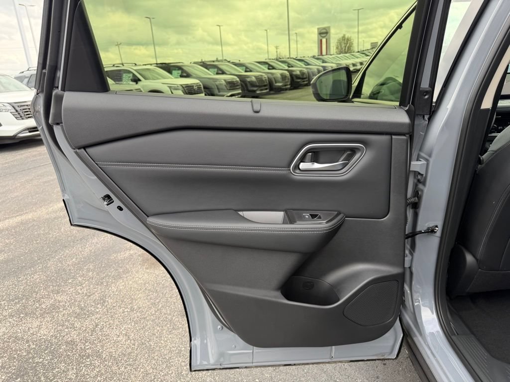 New 2026 Nissan Rogue Platinum w/ Platinum Premium Package AWD/4WD image 16