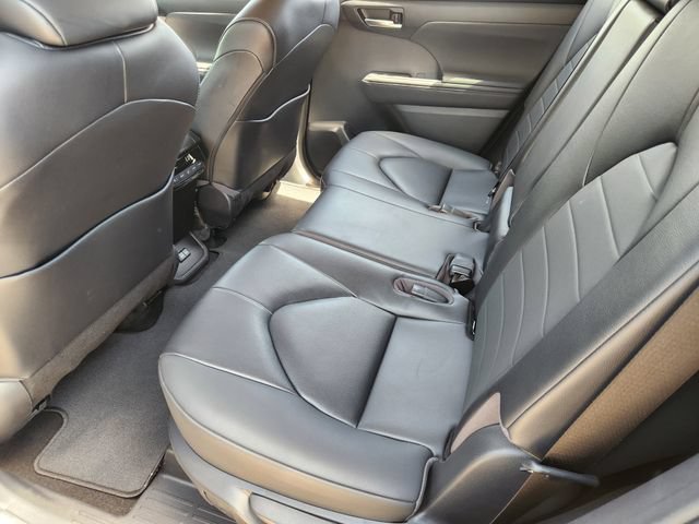 Used 2023 Toyota Highlander XLE FWD image 21