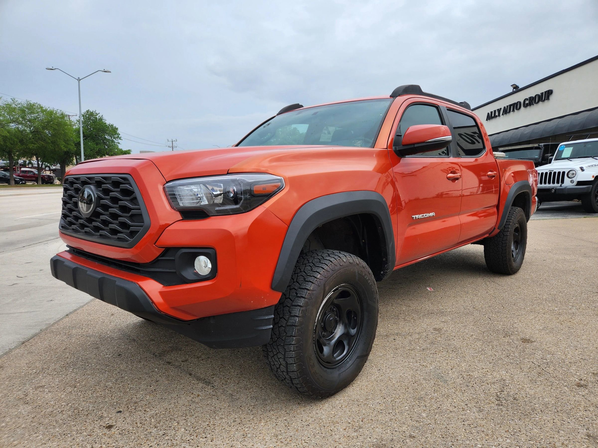 Used 2017 Toyota Tacoma TRD Off-Road w/ Tow Package (A/T) image 2