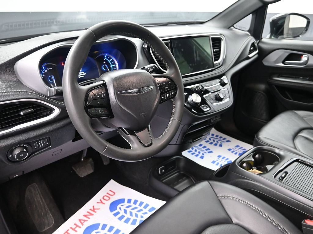 Used 2024 Chrysler Pacifica Select image 13