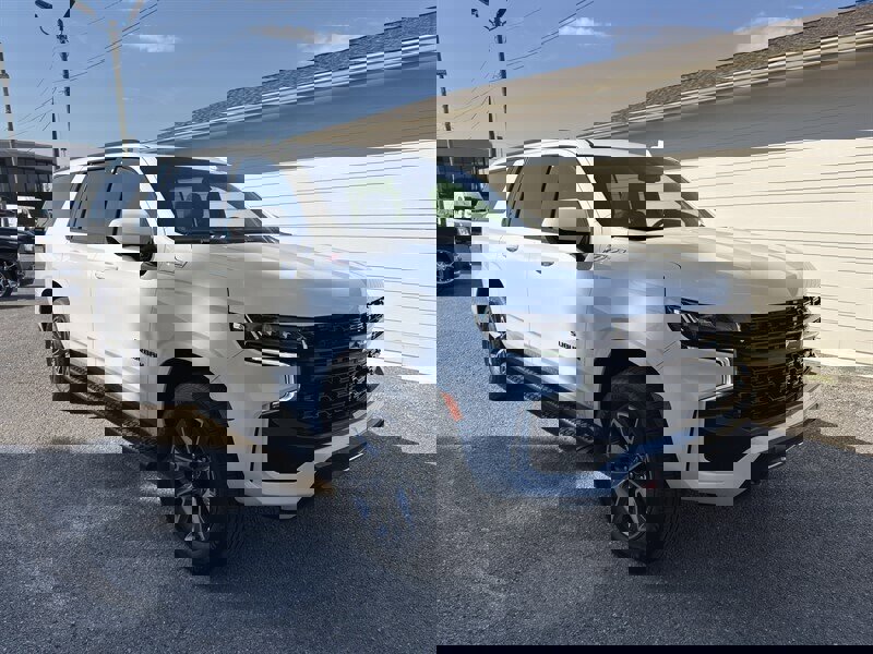 Used 2023 Chevrolet Suburban Z71 image 3