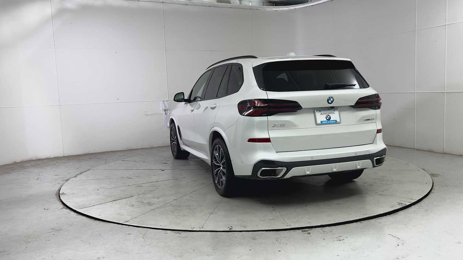 Used 2025 BMW X5 xDrive40i w/ M Sport Package image 3