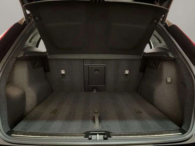 Used 2025 Volvo XC40 B5 Plus image 93