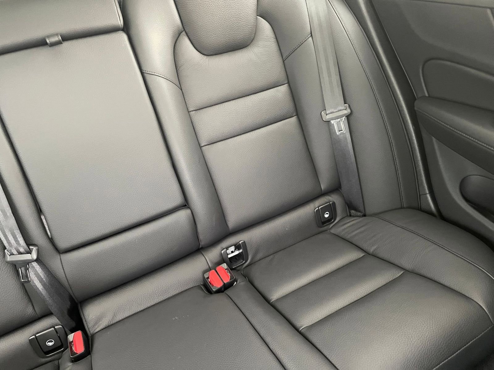 Used 2025 Volvo V60 B5 Cross Country Plus image 36