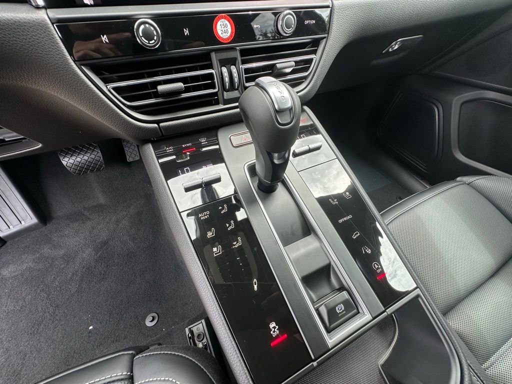 Certified 2025 Porsche Macan Turbo AWD/4WD image 23
