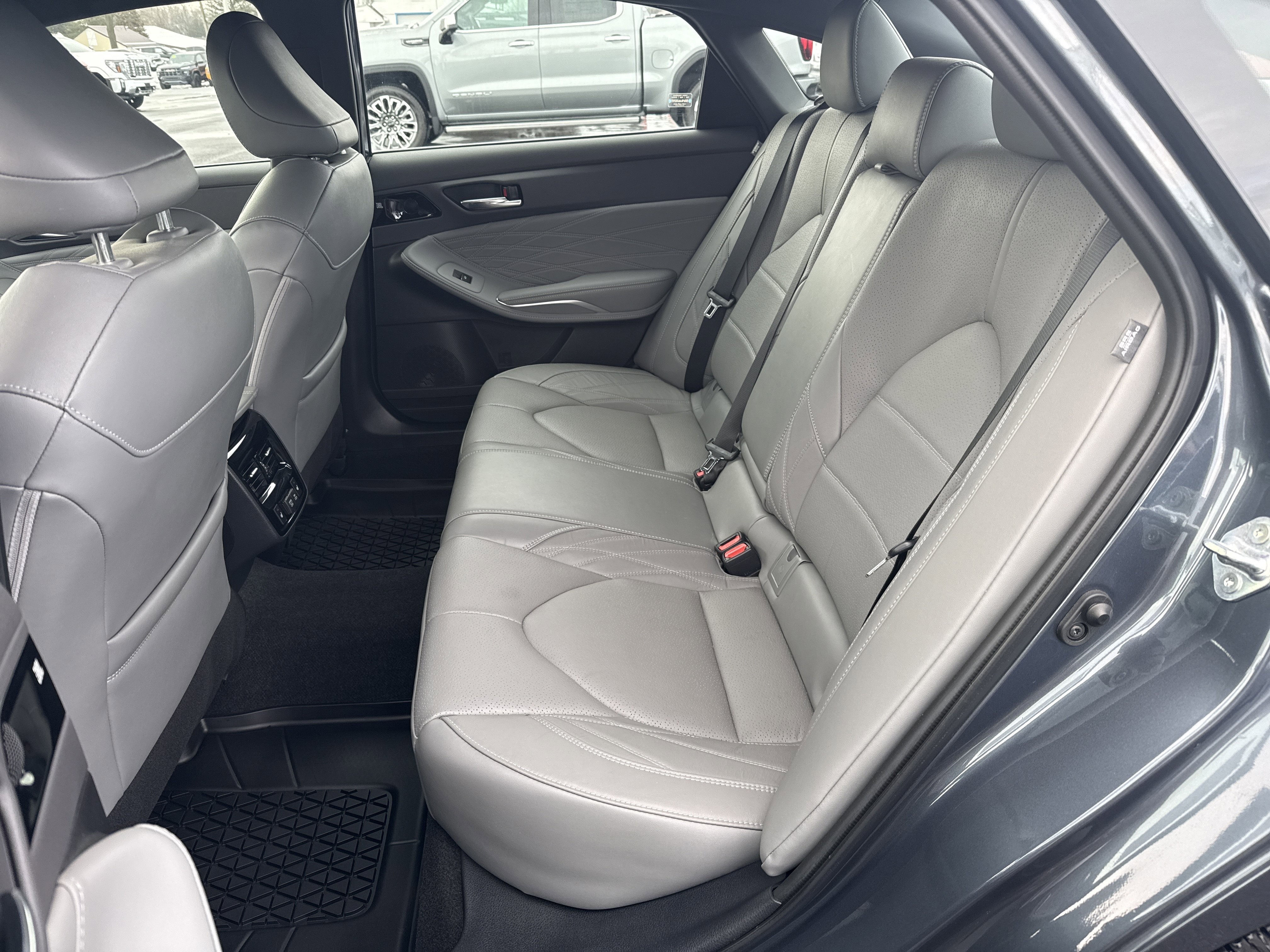 Used 2022 Toyota Avalon Limited image 10